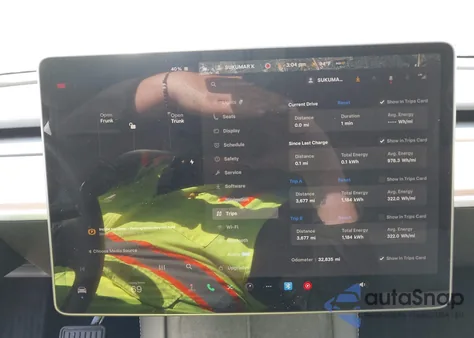 2023 Tesla Model Y Awd/Long Range Dual Motor All-Wheel Drive z USA, uszkodzony, nr VIN 7SAYGDEE1PF897225